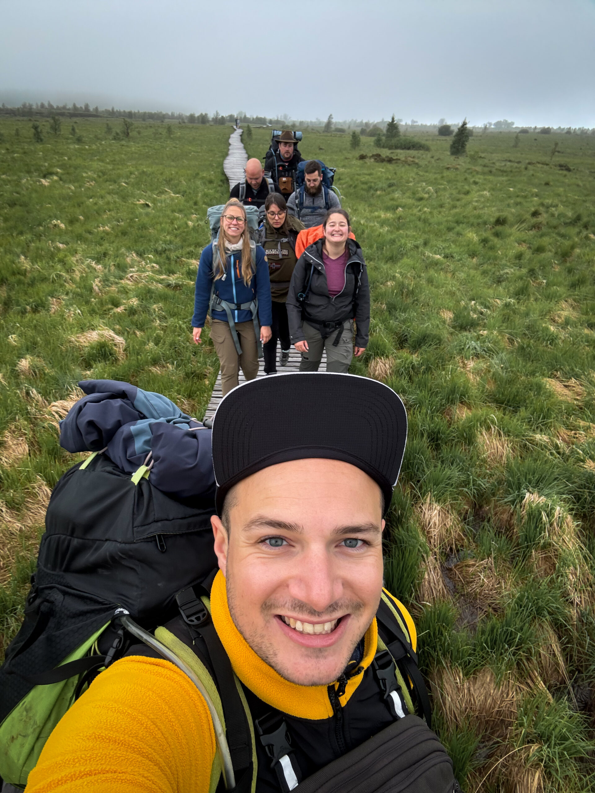 Damien Hansen prend un selfie avec des amis sur le plateau des Hautes-Fagnes. Ils se dirigent vers le Noir Flohay.