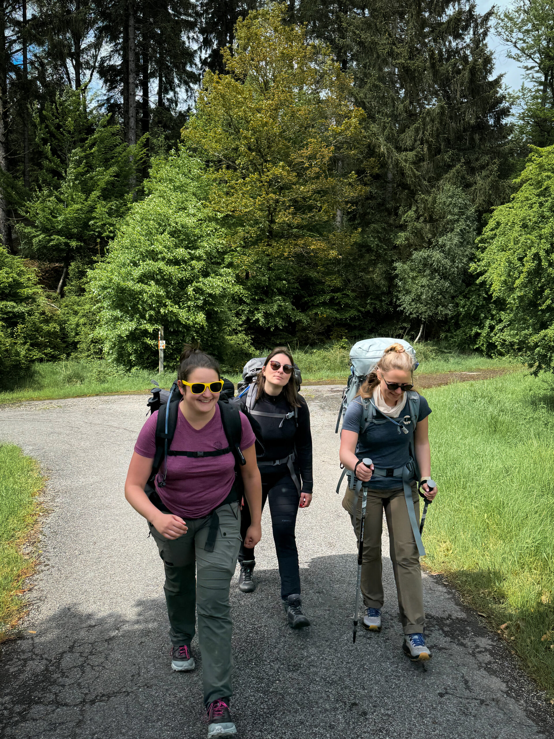 Un groupe qui pratique la randonnée et bivouac le temps d'un weekend progresse sur le plateau des Hautes-Fagnes. Ils se dirigent vers le lieu du bivouac.