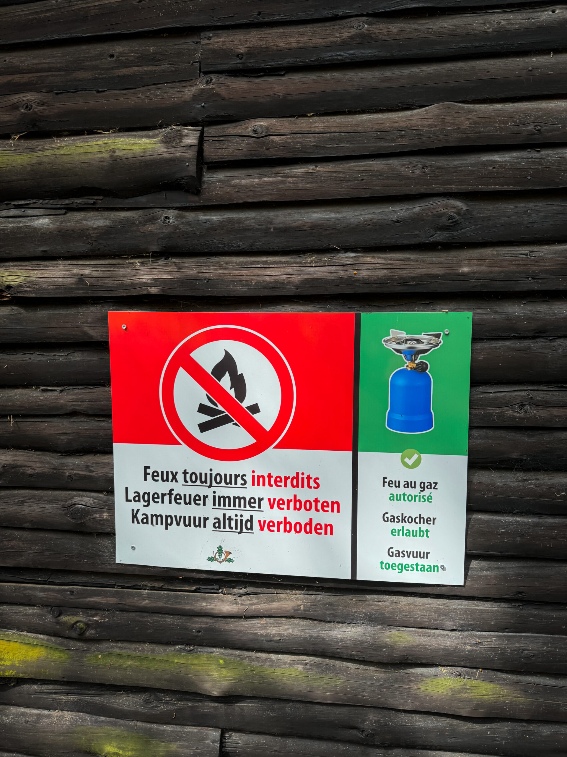 Aire de bivouac dans les Hautes-Fagnes. L'aire de bivouac de la Bergerie. Les feux sont interdits dans tous les bivouacs publics de Wallonie.