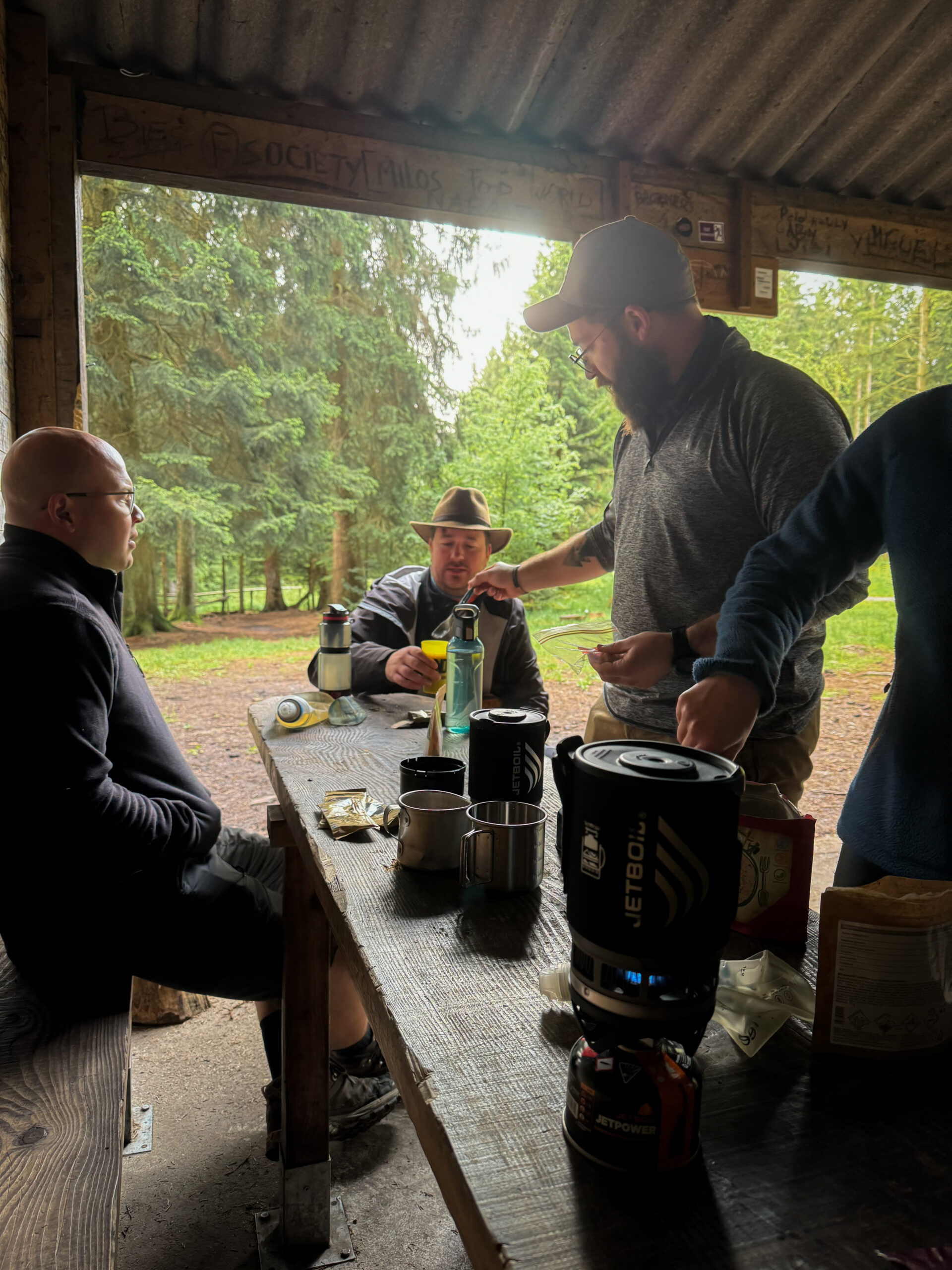 Un groupe d'amis prend leur petit-déjeuner à l'aire de bivouac de la Bergerie, sur le plateau des Hautes-Fagnes. 